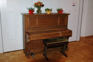 Das Klavier im Eingangsbereich lädt zum Musizieren ein